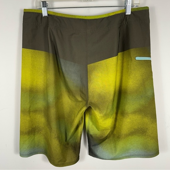 ❤️ Oakley Men's Green and Yellow Board Shorts Size 32 - Picture 3 of 9